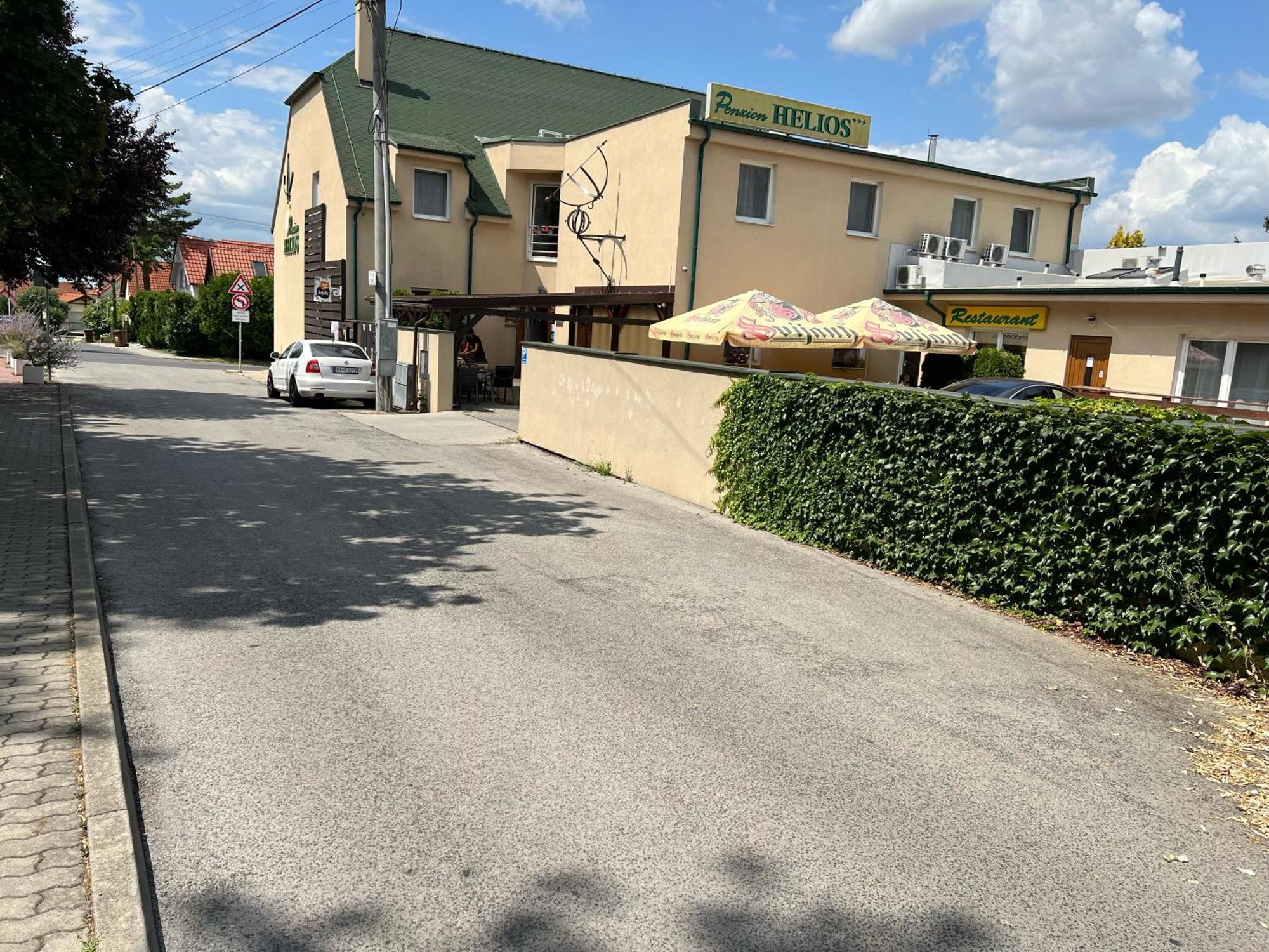Penzion Helios Bratislava Buitenkant foto