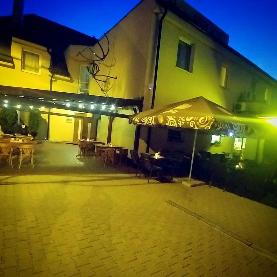 Penzion Helios Bratislava Buitenkant foto
