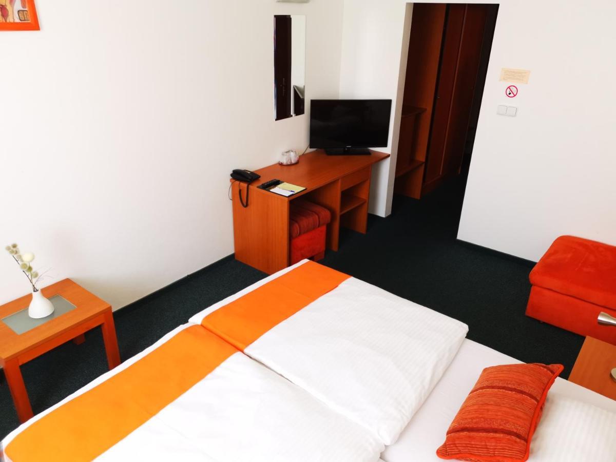 Penzion Helios Bratislava Buitenkant foto